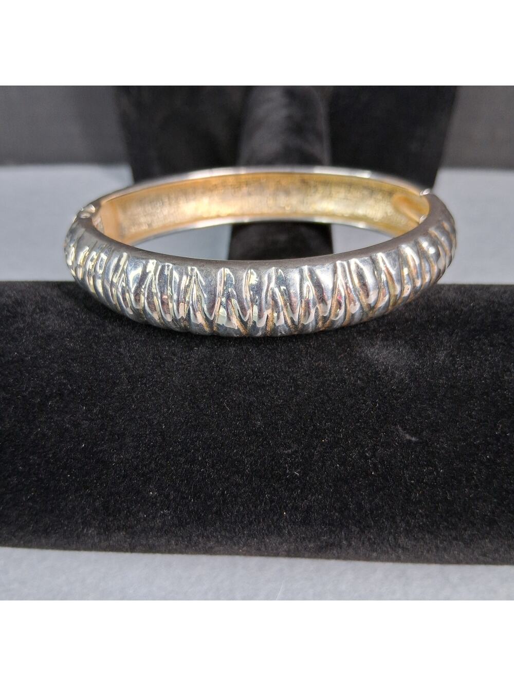 Vintage 80's-90's Silver Tone Textured Hinged Bangle Bracelet Statement